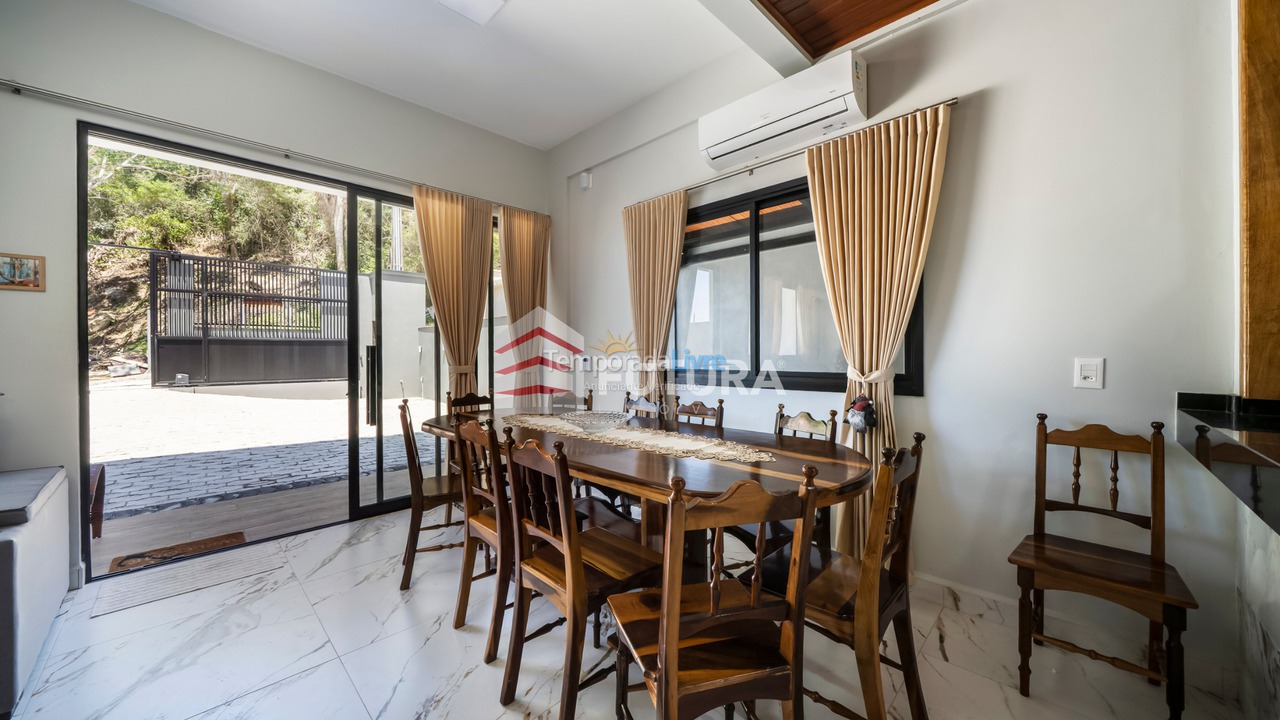 House for vacation rental in Bombinhas (Praia de Zimbros)