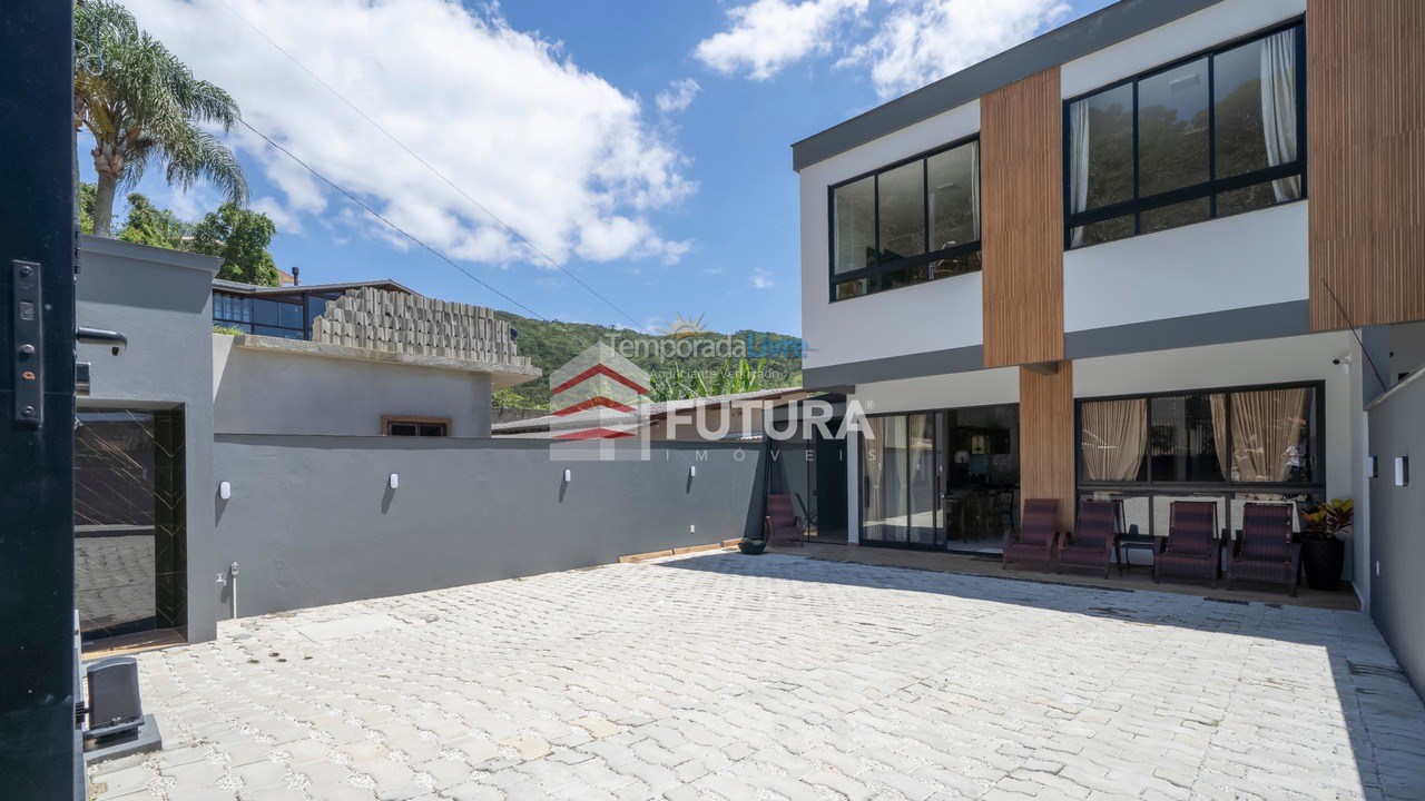 House for vacation rental in Bombinhas (Praia de Zimbros)