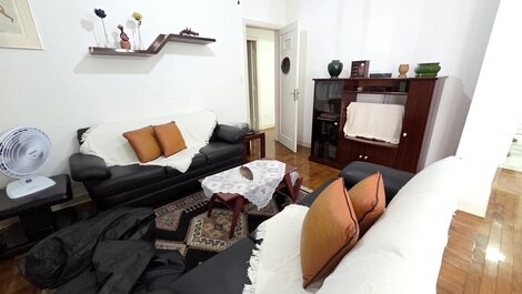 Sala com tv e internet no apartamento 