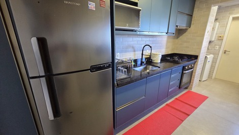 Pitangueiras luxury apartment with 3 bedrooms, air conditioning, gourmet balcony, and 2 parking spaces.