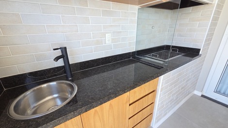 Pitangueiras luxury apartment with 3 bedrooms, air conditioning, gourmet balcony, and 2 parking spaces.