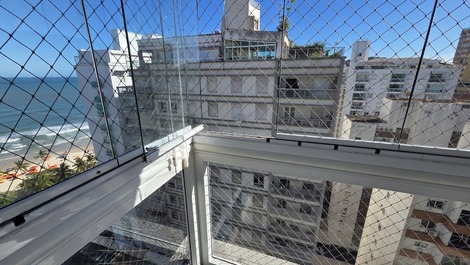 Ampla sacada com telas de proteção em todo o apartamento 