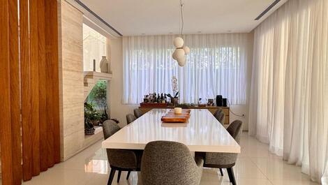 House available for holiday in Praia da Baleia.