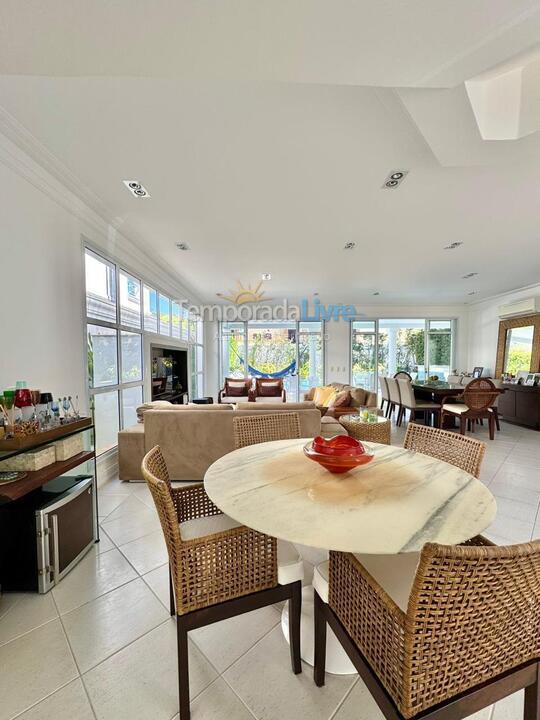 Casa para aluguel de temporada em São Sebastião (Praia da Baleia)