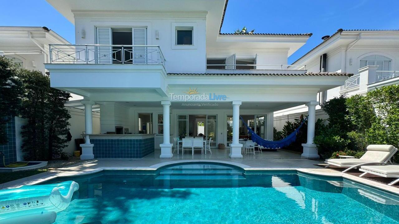 Casa para aluguel de temporada em São Sebastião (Praia da Baleia)