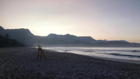 Apartamento en primera línea de playa en Maresias. Condominio con completas instalaciones de ocio. Aire acondicionado.