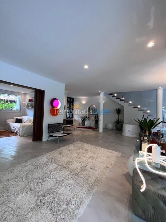 Casa para alquiler de vacaciones em São Sebastião (Praia da Baleia)