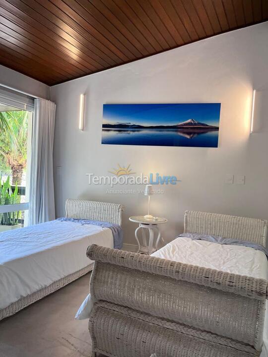 Casa para alquiler de vacaciones em São Sebastião (Praia da Baleia)