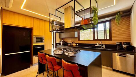 Lujosa casa en la playa de Camburi