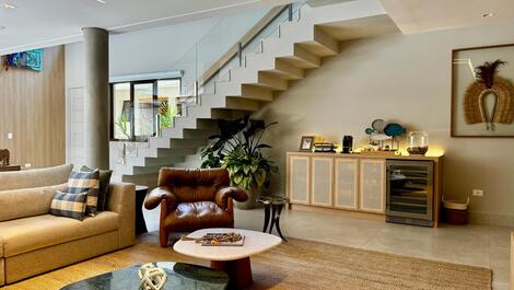 Lujosa casa en la playa de Camburi