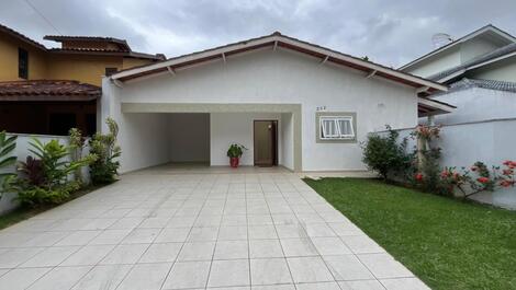 "Comfort and Convenience: House with 4 Suites just a few meters from the Beach."