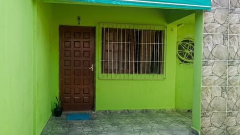 Relaxe na Casinha de Vó 4 minutos andando até o mar