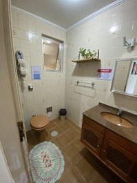 Fully furnished apartment in Guarujá - practicality and comfort.