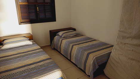 Casa térrea a 40 MTS do mar e Jardim Capricórnio
