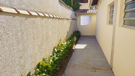 Casa térrea a 40 MTS do mar e Jardim Capricórnio