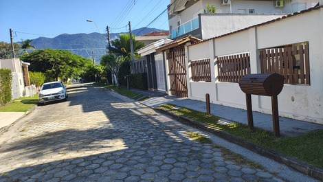 Casa térrea a 40 MTS do mar e Jardim Capricórnio