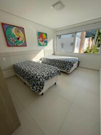 Triplex paradisíaco de pie sobre la arena