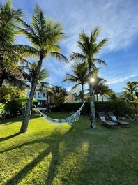 Triplex paradisíaco de pie sobre la arena