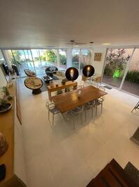 Triplex paradisíaco de pie sobre la arena