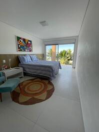 Triplex paradisíaco de pie sobre la arena