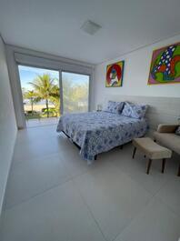 Triplex paradisíaco de pie sobre la arena