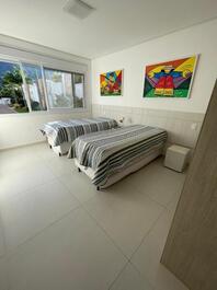 Triplex paradisíaco de pie sobre la arena