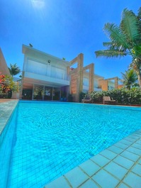 Triplex paradisíaco de pie sobre la arena