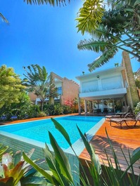 Triplex paradisíaco de pie sobre la arena