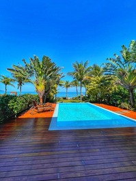 Triplex paradisíaco de pie sobre la arena