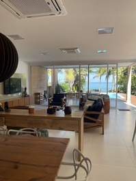 Triplex paradisíaco de pie sobre la arena