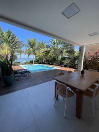 Triplex paradisíaco de pie sobre la arena