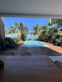 Triplex paradisíaco de pie sobre la arena