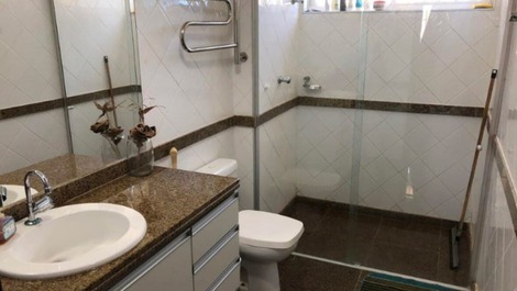 Banheiro amplo com chuveiro elétrico 