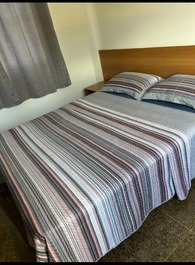 Quarto de casal amplo com ar condicionado e armador de rede