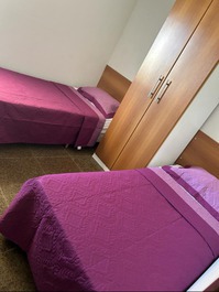 Quarto de solteiro com 2 camas e colchões avulsos , com armador de rede