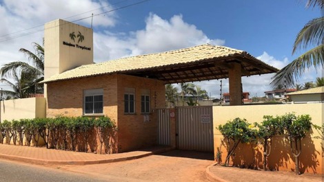 Vista da entrada do condomínio, em frente ao acesso da praia