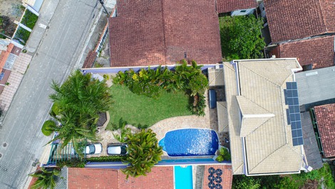 O Paraíso em Peruíbe. Casa para até 25 pessoas.