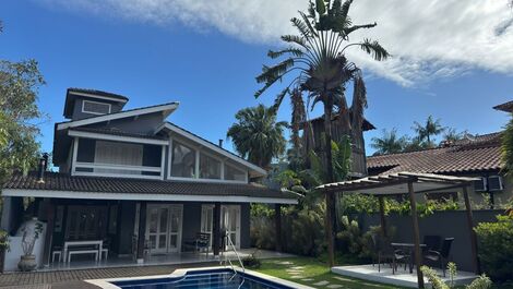 4 bedrooms, private pool, barbecue, pizza oven and sauna.