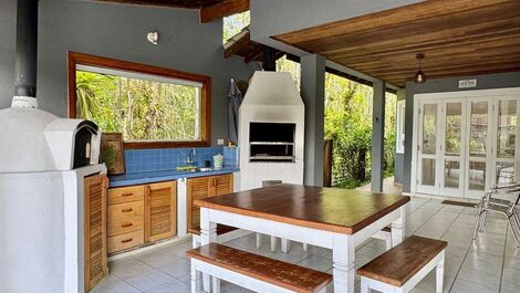 4 bedrooms, private pool, barbecue, pizza oven and sauna.