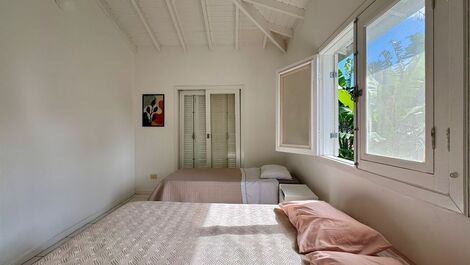 4 bedrooms, private pool, barbecue, pizza oven and sauna.