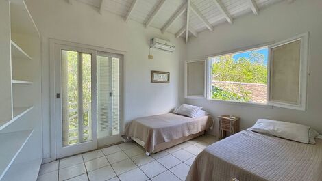 4 bedrooms, private pool, barbecue, pizza oven and sauna.