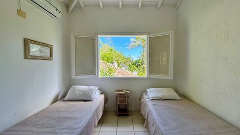 4 bedrooms, private pool, barbecue, pizza oven and sauna.