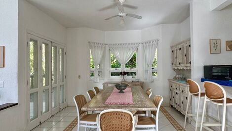 4 bedrooms, private pool, barbecue, pizza oven and sauna.