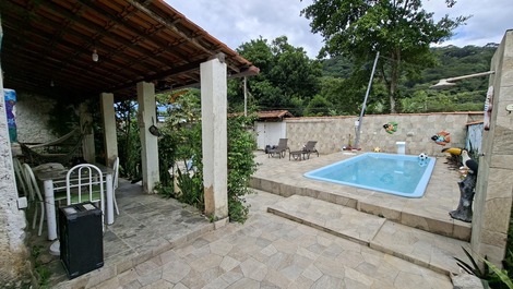 Se alquila casa con piscina, en un barrio tranquilo.