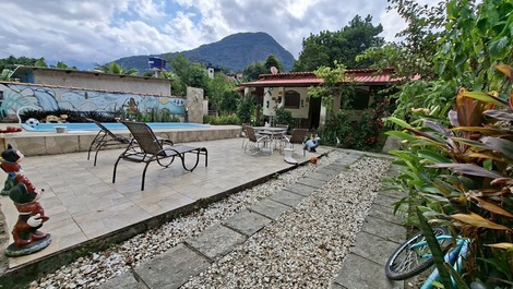 Se alquila casa con piscina, en un barrio tranquilo.