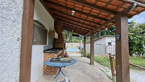Se alquila casa con piscina, en un barrio tranquilo.