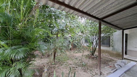Se alquila casa con piscina, en un barrio tranquilo.