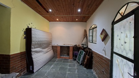 Se alquila casa con piscina, en un barrio tranquilo.