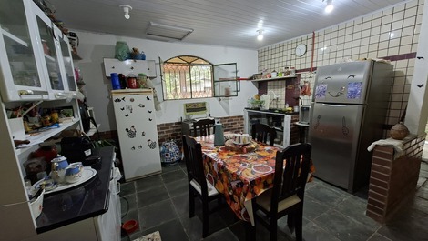 Se alquila casa con piscina, en un barrio tranquilo.