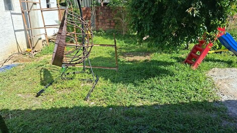 Se alquila casa con piscina, en un barrio tranquilo.